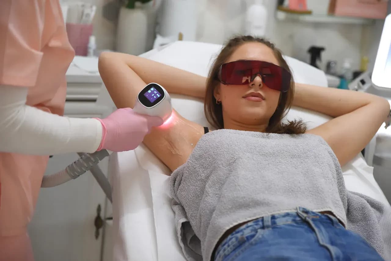 Ședință de epilare cu laser la axilă, la Lotus Beauty Club.